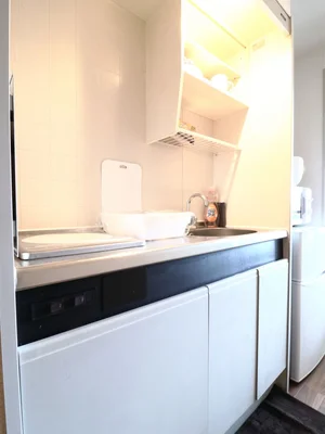 キッチンはお掃除する際に便利なＩＨ♪フライパンや鍋などの調理器具だけでなく、コップやお皿などもご用意しておりますので食材さえご用意いただければ、即日自炊可能です！