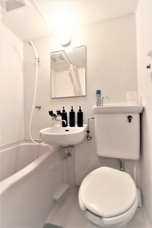 ささっと済ませたい方にオススメのユニットバス♪トイレットペーパーやトイレブラシ等、他では置いてない備品も沢山ございますので短期～長期でお住まいの方にも「あったら助かるものが多い」と大変ご好評いただいております