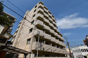 地下鉄西新駅より徒歩6分の駅チカ♪オートロック付き♪周辺には100均やコンビニ、飲食店など生活する際に助かるお店が多数ございますのでとても便利な立地となっております。