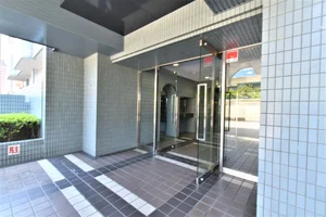 オートロック付きエントランスで安心してご利用いただけます。