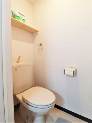 バストイレ別！トイレットペーパーやトイレブラシ等、他では置いてない備品も沢山ございますので短期～長期でお住まいの方にも「あったら助かるものが多い」と大変ご好評いただいております。