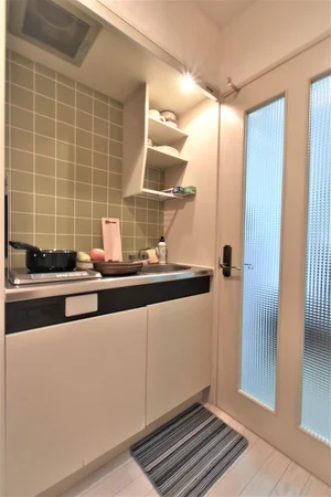 キッチンはお掃除する際に便利なＩＨ♪フライパンや鍋などの調理器具だけでなく、コップやお皿などもご用意しておりますので食材さえご用意いただければ、即日自炊可能です！