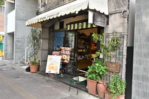地元のおいしいパン屋さんが近くにございます！