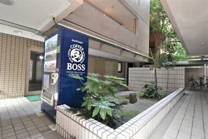 喉が渇いたら　自動販売機が建物内にございます！