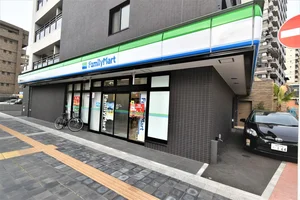 コンビニ　ファミリーマート　お近くにございます！