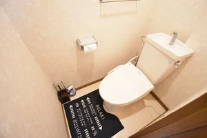 【トイレ画像】ウォシュレット付トイレです(*^^)v清掃道具もご用意しております☆彡姫路ウィークリーマンションでは標準設備です♪