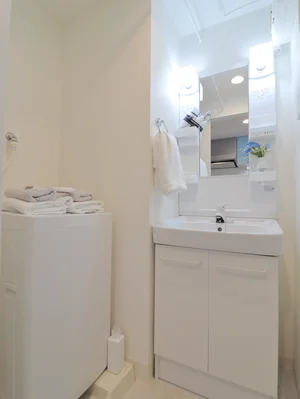 忙しい朝でも余裕をもって身だしなみが整えることができる独立洗面台！室内洗濯機なので天気が悪い日でも洗濯することができます。また、洗濯洗剤もご用意しておりますので、入居即日に洗濯可能です♪
