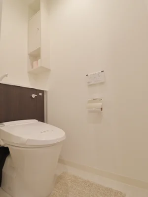 バストイレ別！トイレはなんとウォシュレット付き！トイレットペーパーやトイレブラシ等、他では置いてない備品も沢山ございます♪