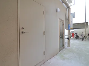 通用口　こちらでも出入りでいます