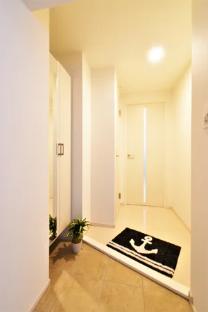 玄関には白を基調とした清潔な空間♪シューズＢＯＸがございますので毎回片づけていただき、常に清潔な空間を保っていただくことが可能です♪