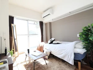 ハンガーや消臭剤など、細かな備品をはじめとして、多くの食器類も標準装備でご案内いたします。キッチン用品もございますので、料理も可能です。