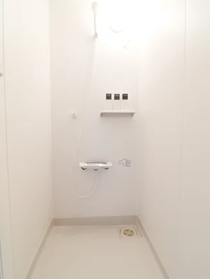 シャワー派の人に断然おすすめなシャワールームです。浴槽がないため、掃除に手間がかからず、とても簡単に掃除が出来ます。もちろん、洗剤やスポンジも標準装備でご案内いたします。