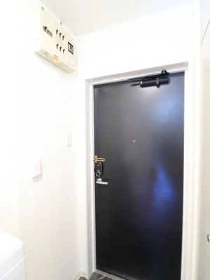 ブレーカー位置は玄関上部になります