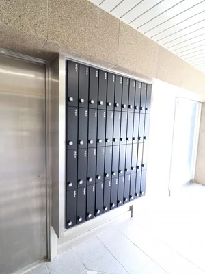 集合ポスト。オートロックを開錠して、建物内エントランスからポストを開けることが出来ます。
