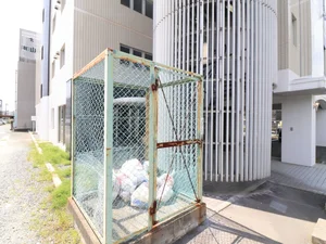 敷地内にゴミ捨て場がございます。半透明あるいは透明の45ℓのごみ袋に、分別をしたうえでご利用をお願いいたします。