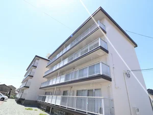 駐車場あり♪JR湯田温泉駅より徒歩14分！周辺にはドラッグストア、コンビニ、ホームセンターなど生活する際に助かるお店が多数あり、便利な立地です。