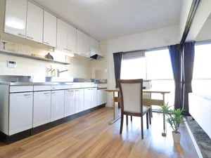 キッチンは一口電気コンロ(^^♪フライパンや鍋などの調理器具だけでなく、コップやお皿などもご用意しておりますので食材さえご用意いただければ、即日自炊可能です！