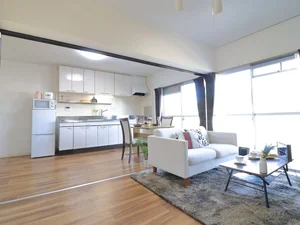 ソファーもある広いリビング！ゆっくり寛げる空間となっております。家具家電だけでなく、ティッシュやリセッシュ等もご用意させてもらっているので非常にご満足度高くご利用いただいております！