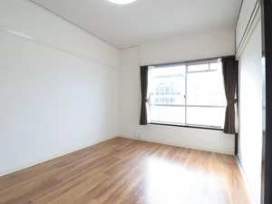 大きな窓があり日当たり抜群♪天気のいい日は気持ちよくお昼寝できそうです！