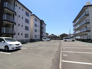 敷地内駐車場あり♪車で移動されたい方におすすめ！オプションとなりますのでご利用希望の方は担当へお伝えください♪