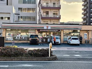 セブン-イレブン 呉中通１丁目店まで徒歩３分