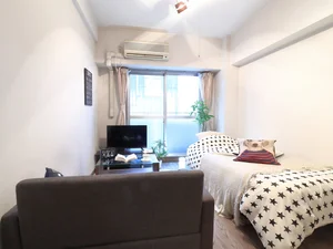 ソファ付きのお部屋で　テレビを見ながらお仕事終わりなどゆっくりと寛げます♪