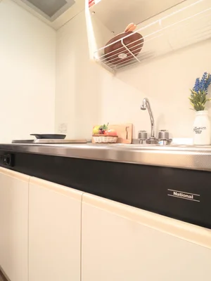 お手入れしやすい1口IHキッチン♪　食器類や調理器具もそろっていて自炊にも一役！