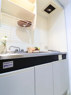 1口IHシステムキッチン　調理器具や食器類などそろっていて　長期滞在でも自炊して健康面に考慮していただけます。
