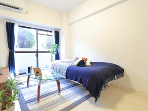 洋室　リネン類の取り揃えも豊富にございます。　テレビ付きなのでお仕事終わりや休日の娯楽にも！自宅のようにお過ごしいただけます。