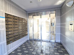 オートロック付エントランス　EVありで階移動楽々♪　幅広い年代の方にお勧めの物件！