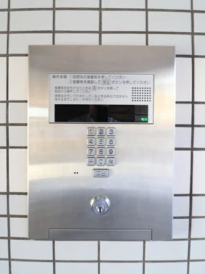 居室呼び出し口　鍵でのオートロック開錠となります