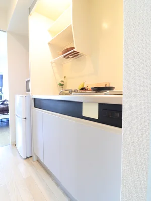 1口IHシステムキッチン　調理器具や食器類等標準品として取り揃えてあり　自炊可能で健康面に考慮！