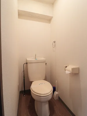 バス・トイレ別物件です☆お手洗いに必須の消臭剤やトイレブラシなど、他では置いていない備品などもたくさんあります！
