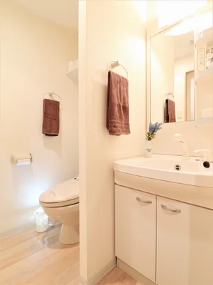 独立洗面台有　お風呂上りや朝の準備も簡単にできます　女性に嬉しい設備がそろっております♪