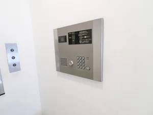 鍵でのオートロック開錠です　セキュリティに考慮されていて女性も安心の設備！