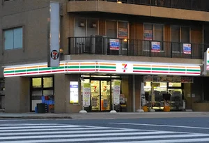 セブン-イレブン 呉駅前店まで徒歩３分