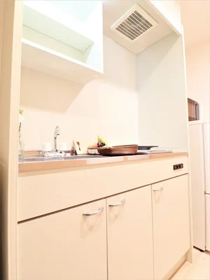 一口システムIHキッチン　調理器具や食器類など各種とりそろえております　長期滞在でも自炊できるので健康面に考慮！