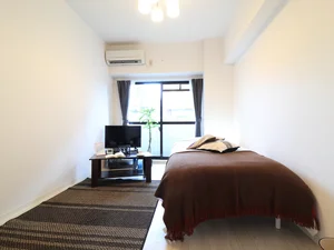 洋室　窓が大きく日光を取り込みやすい明るいお部屋です　リネン類の取り揃えも豊富にございます。