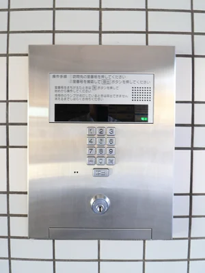 オートロック呼び出し口　防犯面もしっかりとしていて　滞在中も安心してお過ごしいただけます。
