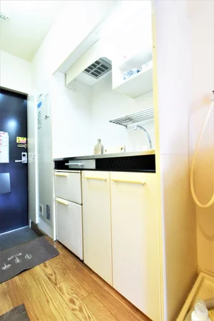 IHコンロのため、掃除がしやすいです。　食器類や調理器具もそろっていて　長期滞在でも自炊できて健康面に考慮！