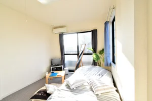 出窓があるため外光を取り込みやすく、室内が明るいです。　リネン類の取り揃えも豊富に用意あります！