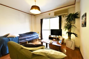 外光を取り込みやすい明るい室内です。　エアコン付きで一年を通して快適にお過ごしいただけます。