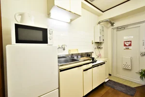 キッチンは掃除がしやすい1口IHコンロ(^^♪フライパンなどの調理器具やお皿、食器用洗剤もご用意しておりますので食材・調味料のみ持ってきていただけたら入居してすぐに調理も可能です♪