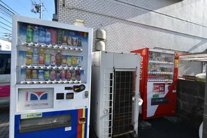 敷地内自販機　飲み物がすぐ買えるので便利です。