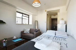 出窓ありの角部屋１R・バルコニーへ洗濯機置き場あり　延長コードによる接続要）