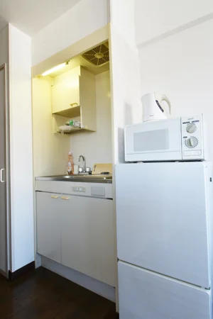 1口IHキッチン　電子レンジ・電気ケトル・冷蔵庫等　家電類も準備しております。　キッチンにも食器や調理器具等あり！