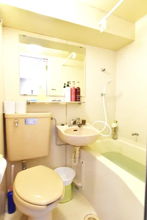 掃除が簡単な3点ユニットタイプのお風呂です　シャンプーリンス・ボディーソープなど取り揃えてあるので荷物を軽く入居いただけます♪