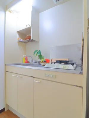 キッチン　1口ガスコンロ　食器類や調理器具など取り揃えてあり　長期滞在の方も自炊できて健康面に考慮できます♪