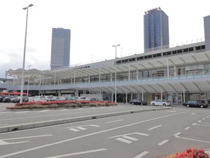 広島駅新幹線口まで徒歩８分・・・県外の方や広島空港に行くのに便利なバスターミナルがございます！駅に近いので飲食店なども多くございます！