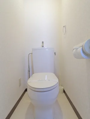 バストイレ別が嬉しい！　トイレットペーパーはもちろんトイレブラシや洗剤なども取り揃えております。　